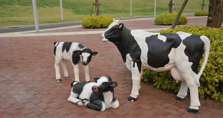 深圳厂家直销玻璃钢奶牛雕塑批发零售价格